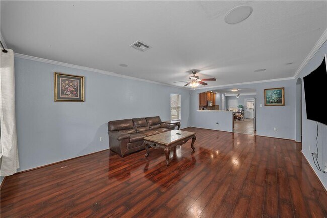 Photo - 111 Lynn Crest Bend