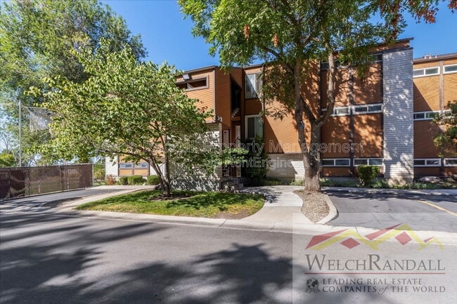 Building Photo - 2438 Elizabeth St Unit 2