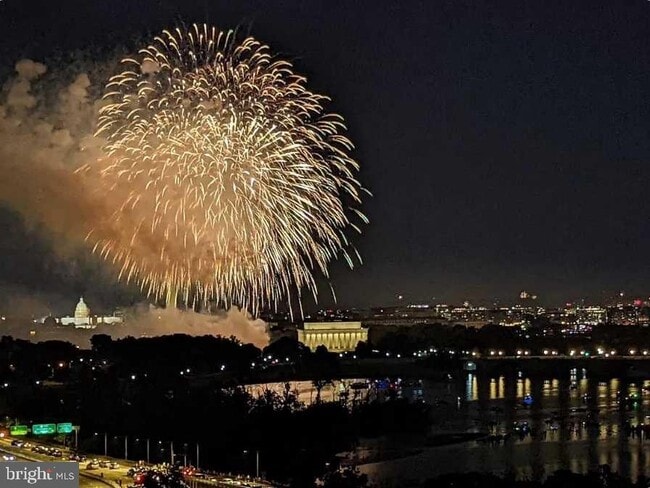 Building Photo - 1011 Arlington Blvd Unit 1030