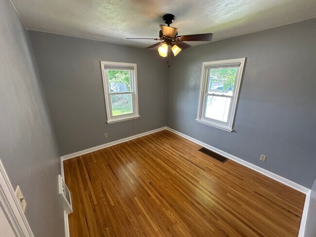 Bedroom 2 - 104 Everett St N