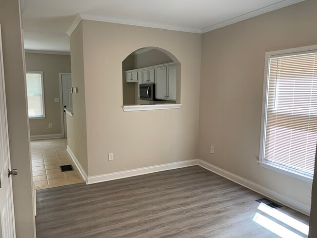 Photo - 668 Smith St SW