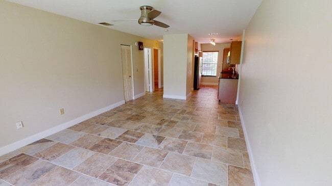 1527 Waldorf Cir NE