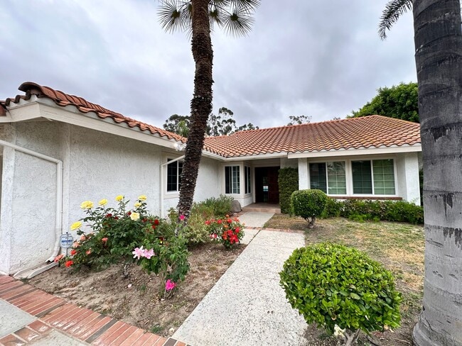 Building Photo - UPDATED 3 BED 2 BATH HOUSE WITH POOL