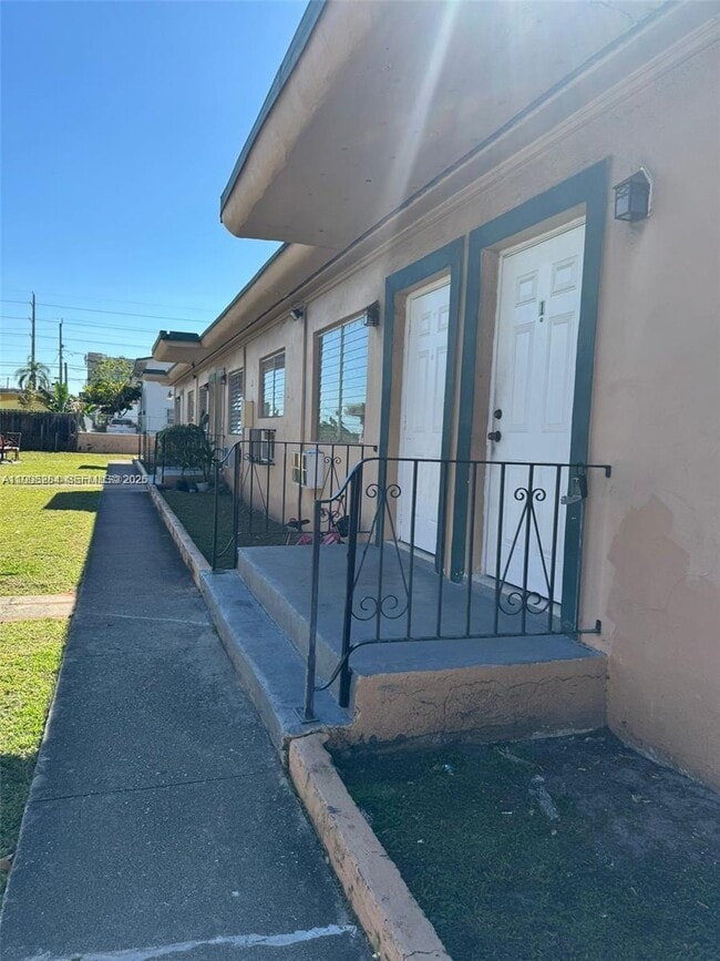 Building Photo - 2110 NW 24th St Unit 3