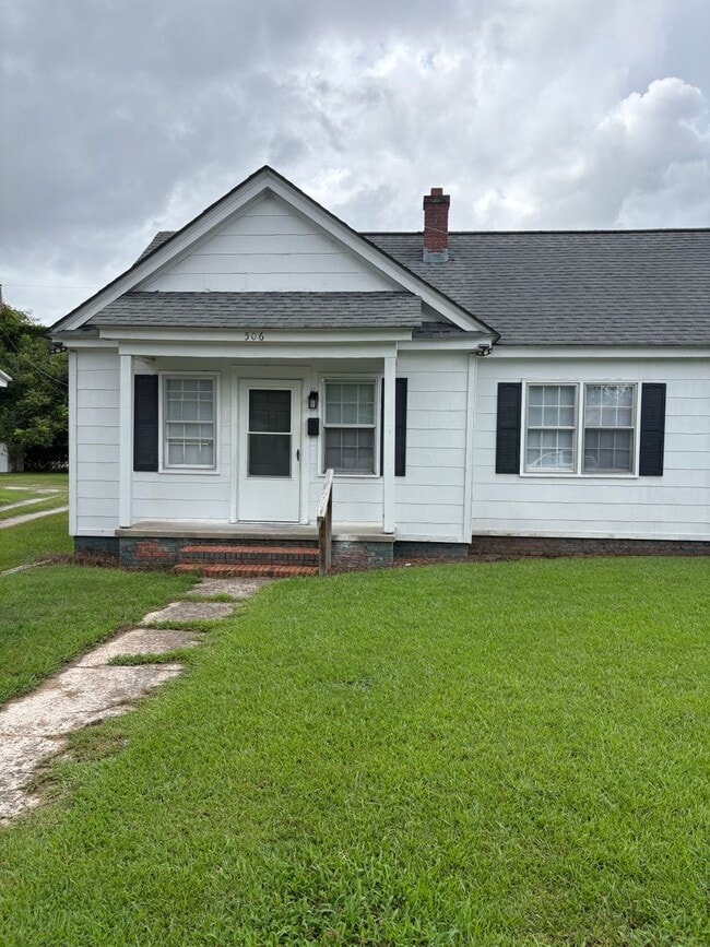 Building Photo - Charming 2BR/1BA Home