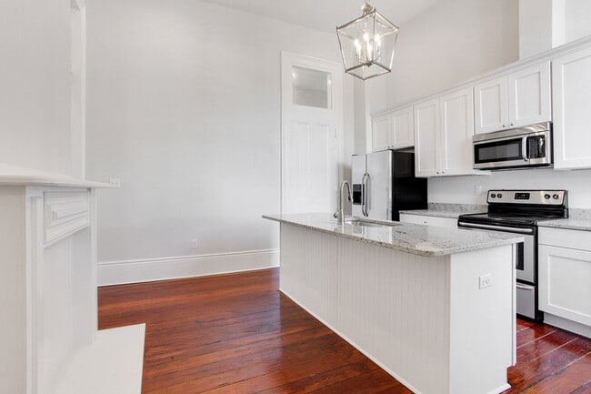 Photo - Spacious Uptown 2BR/2.5BA in Restored Mansion w/ GATED OFF STREET PARKING Unidad #3