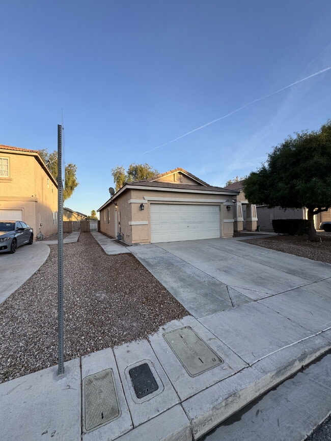 Building Photo - 3 BED, 2 bath, Single Story