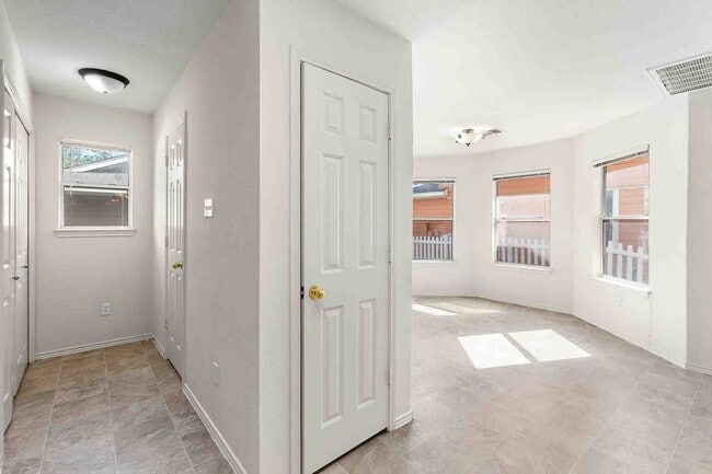 Photo - Plum Creek - 3 Bedroom / 2.5 Bathroom Home - 2 Car Garage - Fenced Backyard