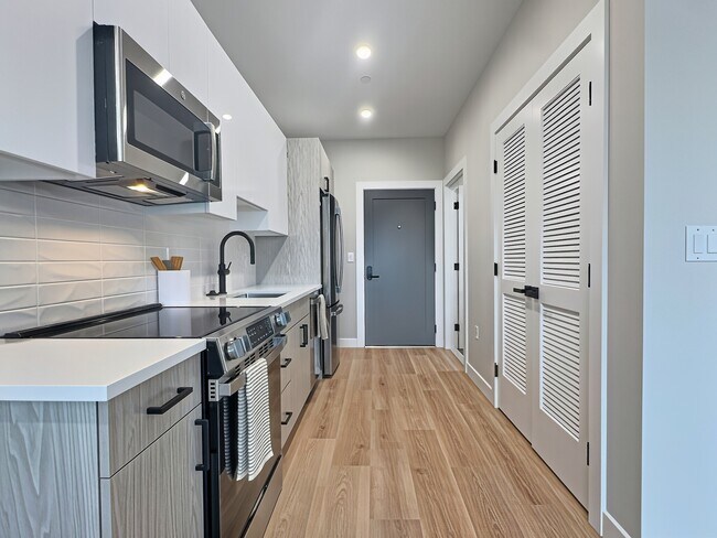 1305 HYDE PARK