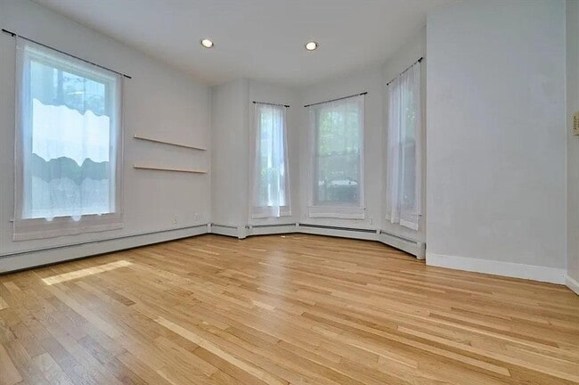 Photo - 220 Windsor St