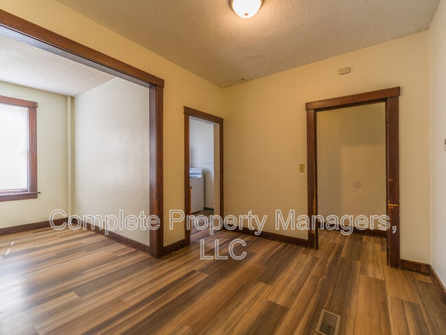 Photo - 325 E Washington St