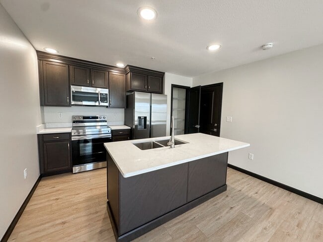 Building Photo - New! Beautiful 1 Bed, 1 Bath Apartment in ... Unit 2010-202