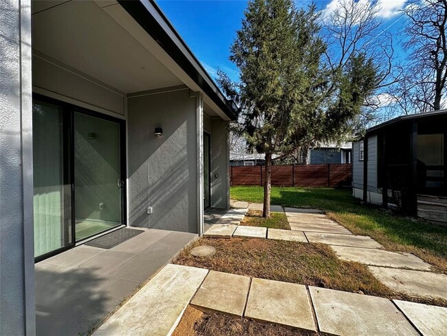 Photo - 914 E 39th St