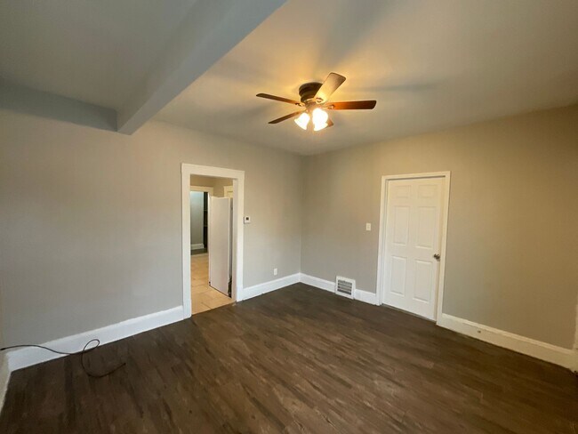 Photo - 8101 Grand Division Ave Unidad 8101 Grand Division Avenue Down