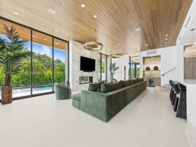 Photo - 2657 NE 34th St