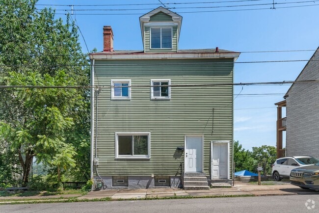 Building Photo - 4 bed 1 bath - all updated, central air, l... Rental