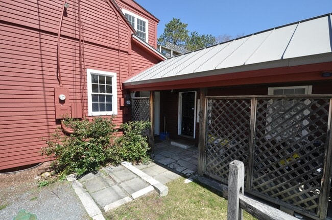 Photo - 7190 Main St