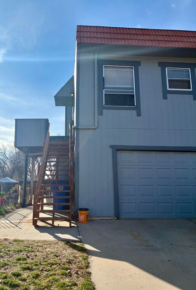Photo - Spacious 2 bed 1.5 Bath Apartment with 1 Garage Space