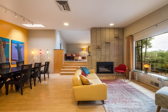 Photo - 305 Aliso Dr SE