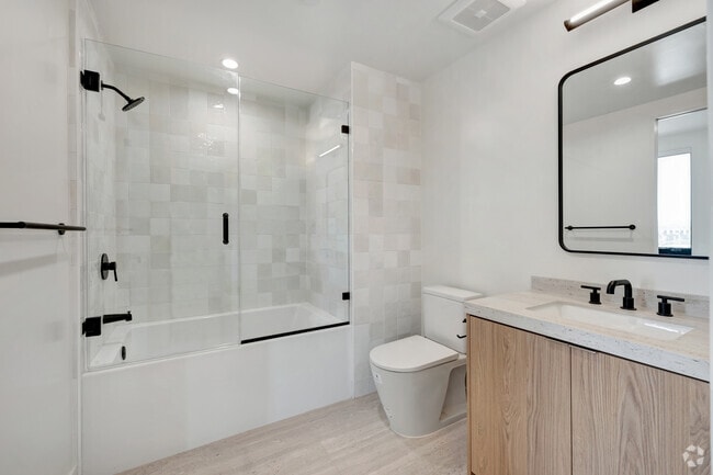 2BD, 2BA - 1,200SF - Primary Bathroom