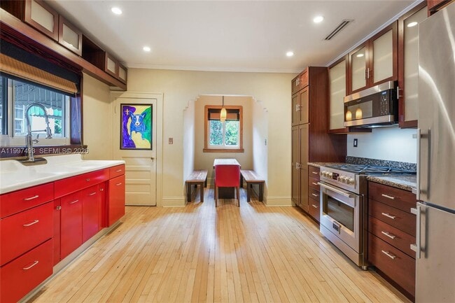 Photo - 521 NE 74th St