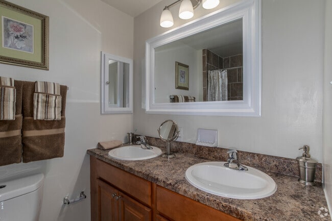 1BR, 1BA - 788 SF - Bathroom