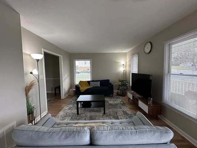 Photo - 2013 Mosley St