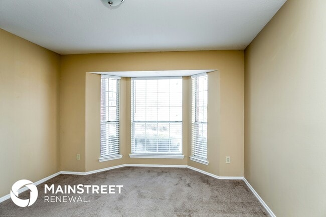 Photo - 606 Woodstone Rd