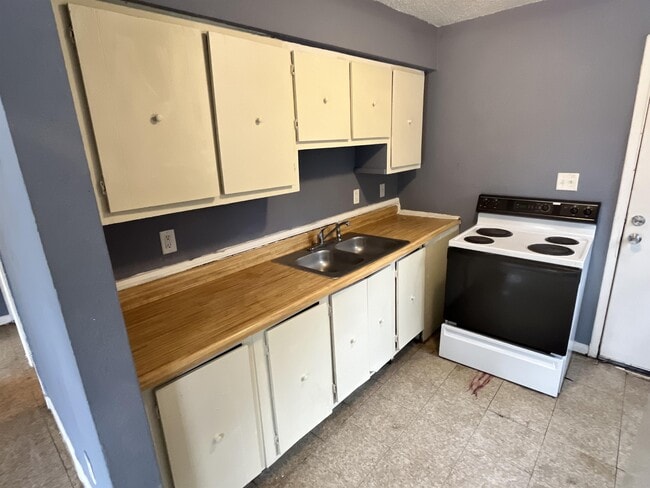 Photo - 402 Terry St