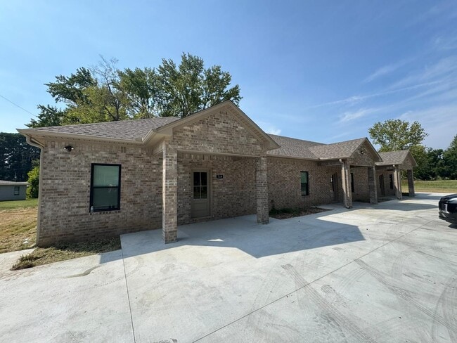 Building Photo - 714 S Spring St Rental