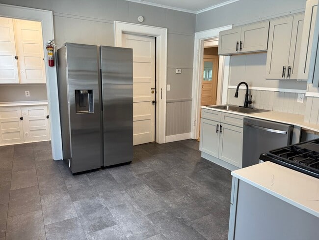 825-827 Westcott Street - 825-827 Westcott Street Apartment Unit 827 Westcott (upper)