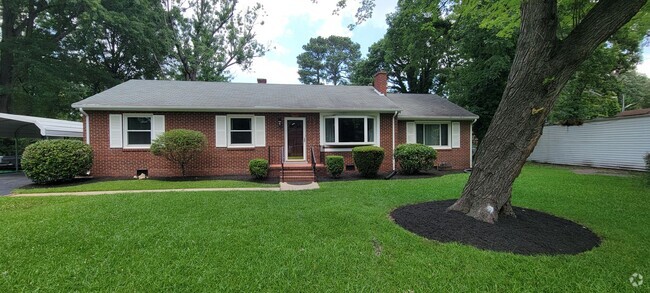 Building Photo - Brick ranch in Southside with large privat... Rental