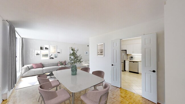 Photo - The Gates of Bayview - 4001 Bayview Avenue