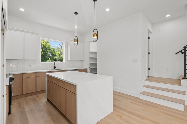 Photo - 3348 Sauer St