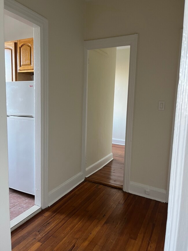 Building Photo - 112 Locust Ave Unit 2O