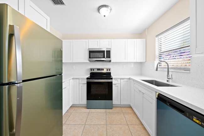 Building Photo - 3281 E Golf Blvd