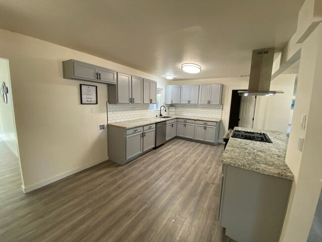 Photo - Beauitfully upgrade 3 Bedroom on large lot!