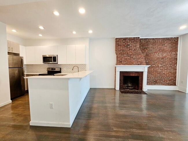 Building Photo - 1402 Beacon St Unit 3 Rental