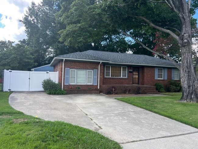 Building Photo - BEAUTIFUL RANCH HOME WITH NEW KITCHEN AND ...