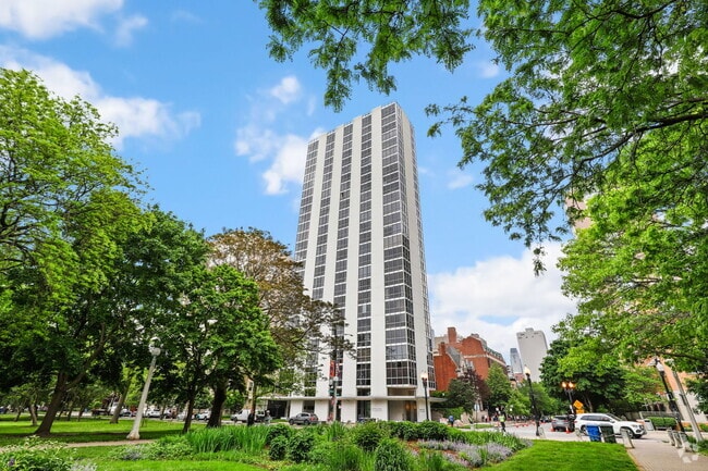 Building Photo - 1555 N Dearborn Pkwy Unit 17DE Rental