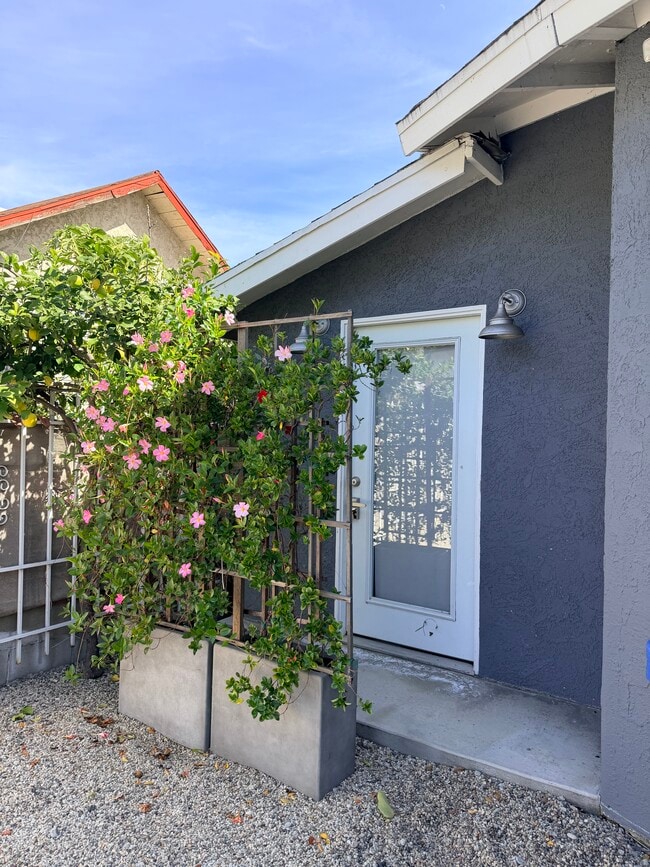 Building Photo - 261 S Ave 52 Unit B