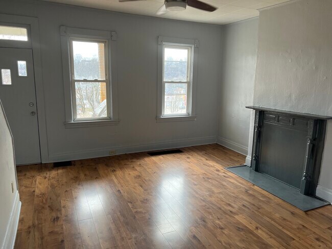 Interior Pic - Living Area - 518 Logan St Unidad 518