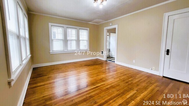 Building Photo - Vintage 1 BD | 1 BA End Unit 2924 Rental