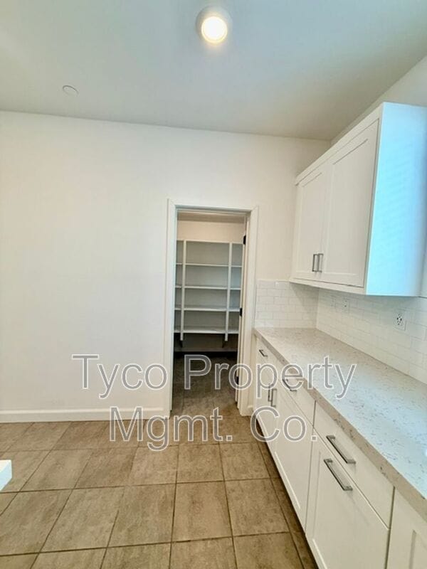 784 Vada St
