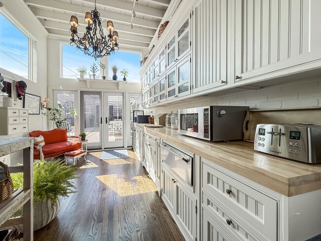 Photo - 1917 W Belmont Ave