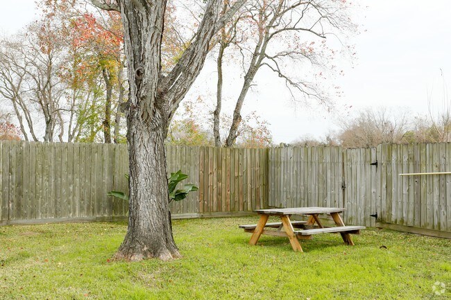 Picnic Area - Buena Vista Townhomes