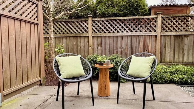 Photo - 2430 Henry Av