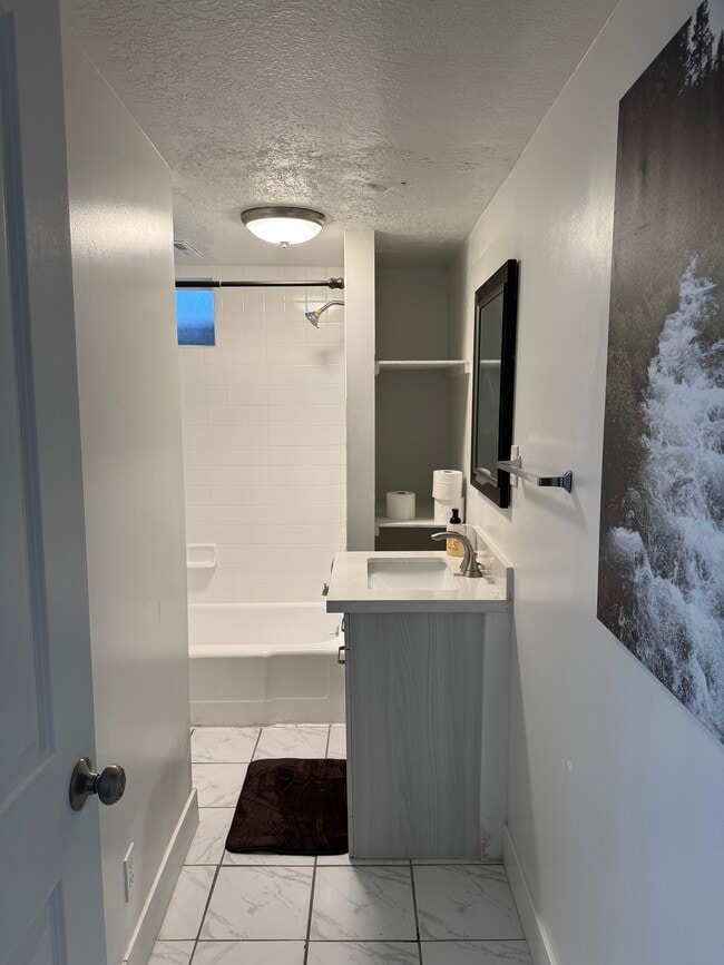 Baño - 883 E Sego Lily Dr