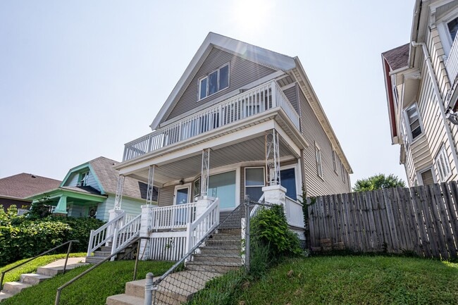 Building Photo - Beautiful 3 Bedroom 2 Bath - HALF OFF FIRS...