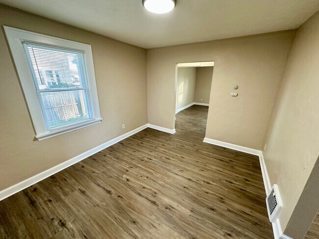 Photo - 1516 Crescent Rd SW